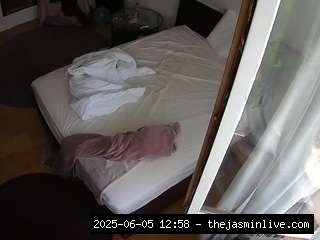 camsoda, voyeurcam-julmodels-whitebed-5