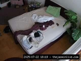 camsoda, voyeurcam-julmodels-whitebed-5